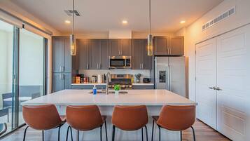 Grand réfrigérateur, micro-ondes, four, plaque de cuisson