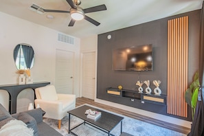 Luxury-Suite | Wohnbereich | 55-Zoll-Smart-TV mit Digitalempfang