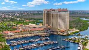 Ein Hochhaus-Hotel mit einer Marina, das mehrere Anlegestellen und Boote zeigt.