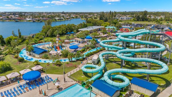 Una piscina al aire libre, una piscina climatizada