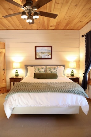 3 bedrooms, iron/ironing board, travel crib, free WiFi - NEW to Vrbo but Not to Hosting - Fireplaces, Trail Access, & Stocked Kitchen (Cashiers)