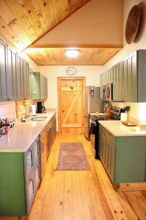 Køleskab, mikrobølgeovn, ovn, kogeplade