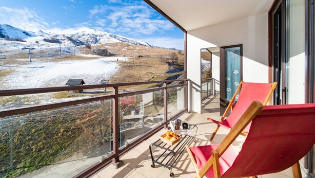 A balcony with a view of a snowy landscape and mountains. - Baikonour by Interhome (Le Corbier)