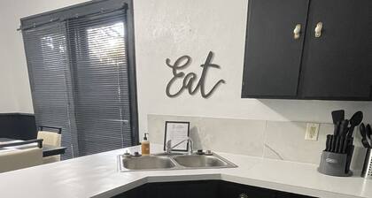 Historic 1-bedroom house with WiFi, washer and dryer.  Short walk to town.