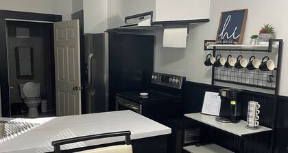 Historic 1-bedroom house with WiFi, washer and dryer. Short walk to town.