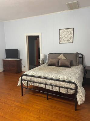 1 dormitorio, tabla de planchar con plancha, wifi y ropa de cama