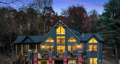 "Light My Fire" 8 Bedroom, Hot Tub, Firepit, Outdoor Bar, Sauna, Elevator