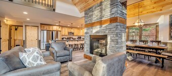Light My Fire by PMR, 8BR New Luxury Cabin, Sauna, Elevator, Sleeps 27
