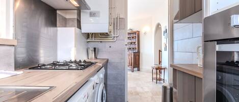 ثلاجة، ميكروويف، فرن، موقد طهي مسطح