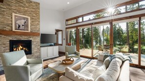 Smart-TV, peis og bøker