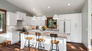 Kjøleskap, mikrobølgeovn, ovn og kokeplater