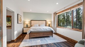 3 bedrooms, desk, iron/ironing board, free WiFi