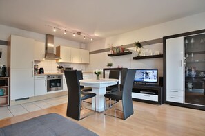 Réfrigérateur, four à micro-ondes, un four, surface de cuisson