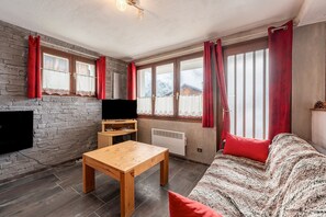 TV, fireplace - Apartment 'Chalet Le Chamois' with Mountain View, Private Terrace and Wi-Fi (Champagny-en-Vanoise)