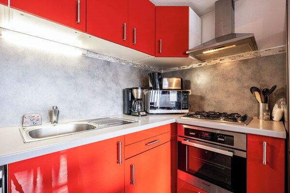 Fridge, microwave, oven, stovetop