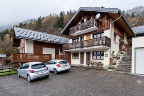 Exterior - Apartment 'Chalet Le Chamois' with Mountain View, Private Terrace and Wi-Fi (Champagny-en-Vanoise)