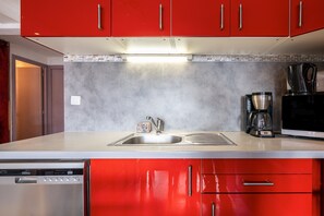 Fridge, microwave, oven, stovetop - Apartment 'Chalet Le Chamois' with Mountain View, Private Terrace and Wi-Fi (Champagny-en-Vanoise)