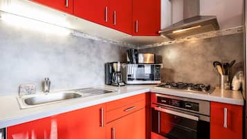 Kühlschrank, Mikrowelle, Ofen, Herdplatte