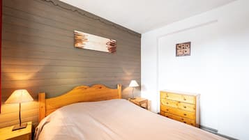 2 bedrooms, iron/ironing board, free WiFi