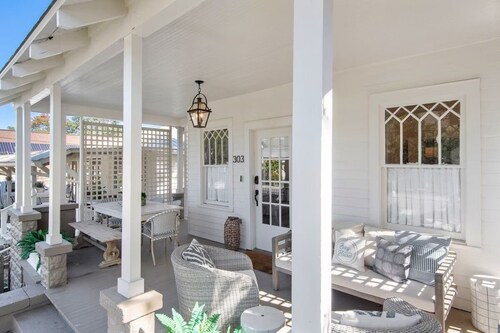 Historic Cottage in Olde Town BSL - One Block from Beach & Dining