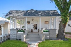 Exterior - Historic Cottage in Olde Town BSL - One Block from Beach & Dining (Bay St. Louis)