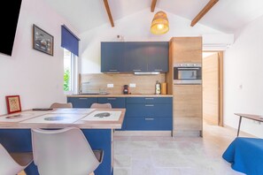 Fridge, oven, stovetop, coffee/tea maker