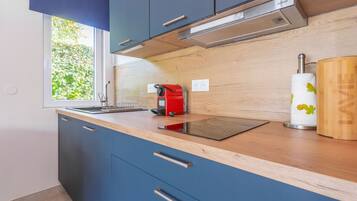 Kühlschrank, Ofen, Herdplatte, Wasserkocher mit Kaffee-/Teezubehör