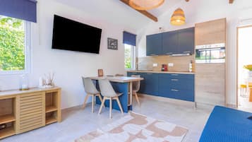 Fridge, oven, stovetop, coffee/tea maker