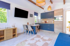 Fridge, oven, stovetop, coffee/tea maker - Apartment 'Studio Bormes' with Private Terrace, Wi-Fi and Air Conditioning (Bormes-les-Mimosas)