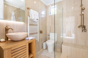Shower, towels - Apartment 'Studio Bormes' with Private Terrace, Wi-Fi and Air Conditioning (Bormes-les-Mimosas)