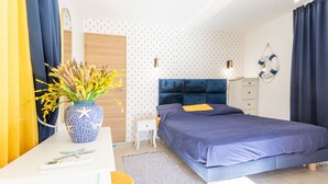 Ein Schlafzimmer mit einem Bett, einem Nachttisch und einer Vase mit Blumen.