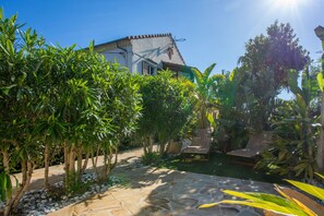 Property grounds - Apartment 'Studio Bormes' with Private Terrace, Wi-Fi and Air Conditioning (Bormes-les-Mimosas)