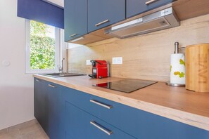 Fridge, oven, stovetop, coffee/tea maker - Apartment 'Studio Bormes' with Private Terrace, Wi-Fi and Air Conditioning (Bormes-les-Mimosas)
