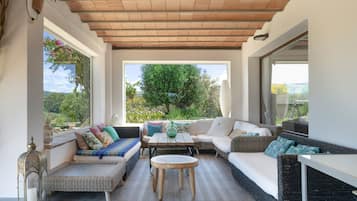 Televisión, chimenea, mesa de ping pong