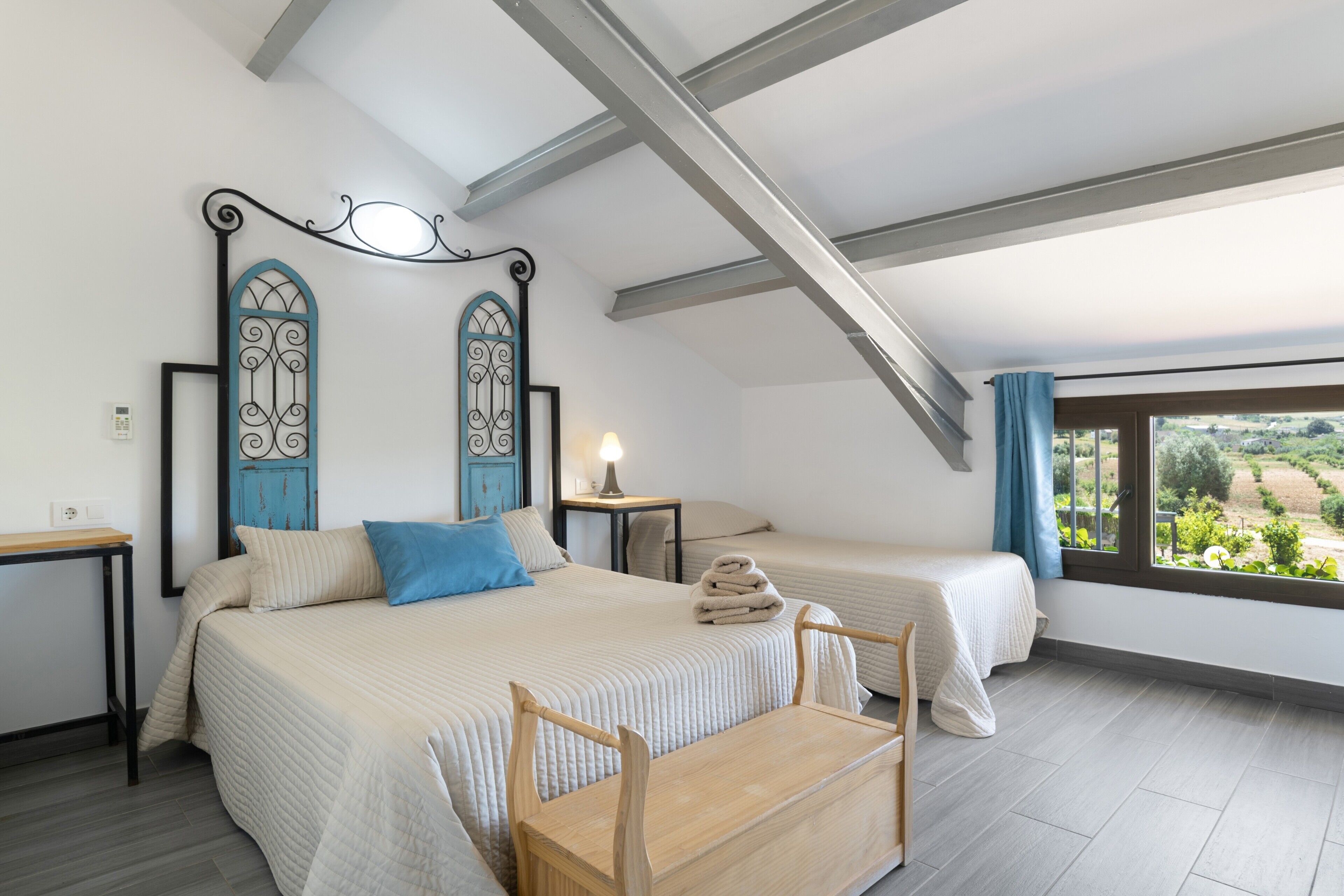 8 室のベッドルーム、WiFi (無料)、ベッドシーツ