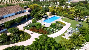 An aerial view of a property with a swimming pool, garden, and a building with a tiled roof. - Villa Finca Encanto with Mountain Views, Wi-Fi, and Air Conditioning (Arcos de la Frontera)