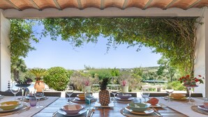 A dining table set for a meal with a view of the landscape. - Villa Finca Encanto with Mountain Views, Wi-Fi, and Air Conditioning (Arcos de la Frontera)