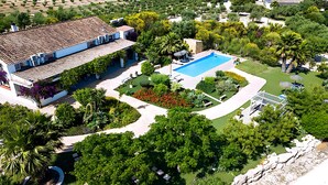 A large building with a swimming pool, surrounded by lush greenery and a well-maintained garden. - Villa Finca Encanto with Mountain Views, Wi-Fi, and Air Conditioning (Arcos de la Frontera)