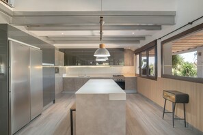 Fridge, microwave, oven, stovetop - Villa 'Finca Encanto' with Mountain Views, Wi-Fi, and Air Conditioning (Arcos de la Frontera)