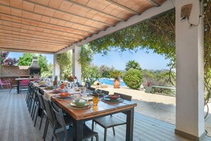 Outdoor dining - Villa 'Finca Encanto' with Mountain Views, Wi-Fi, and Air Conditioning (Arcos de la Frontera)