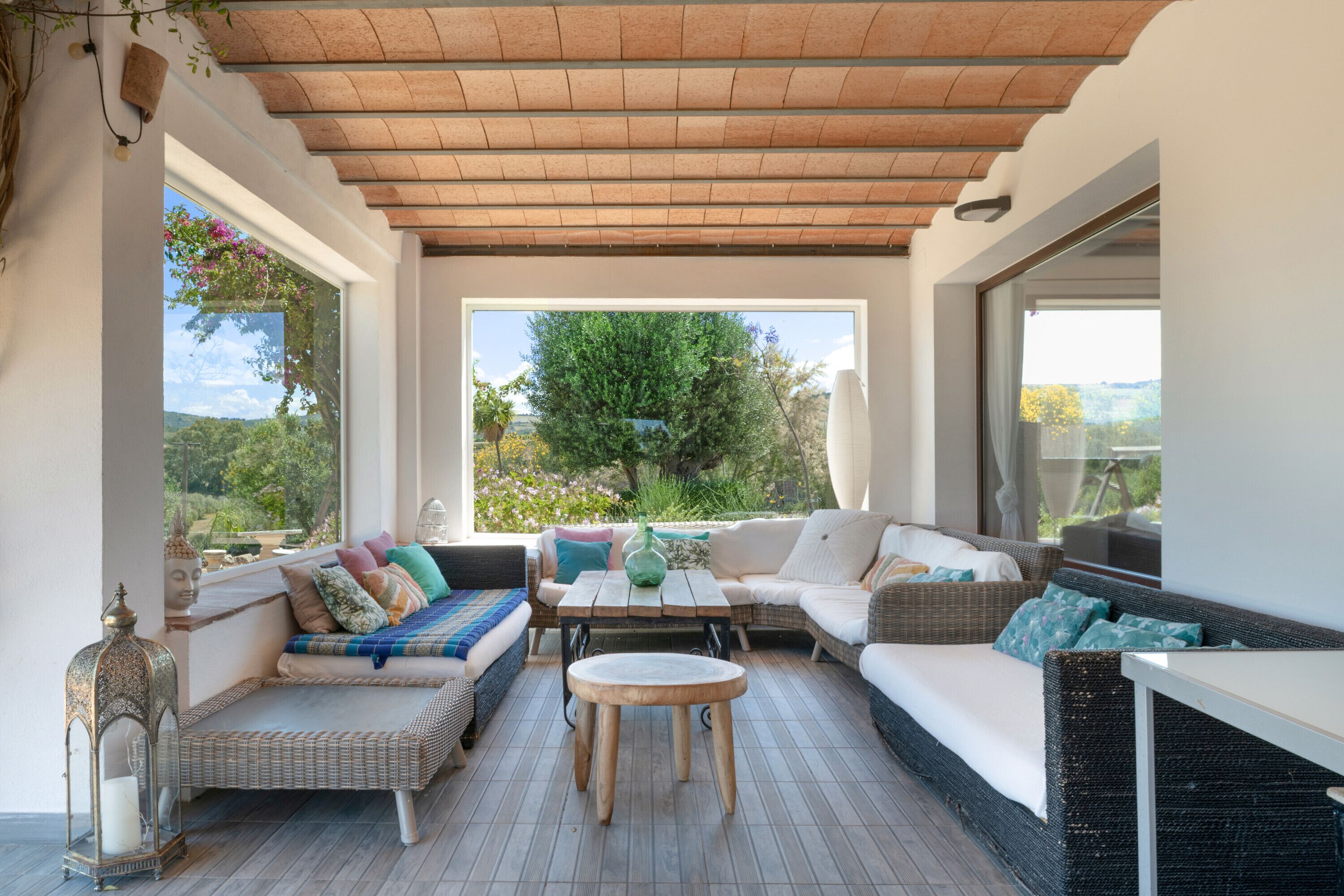 Een televisie, een open haard en een tafeltennistafel