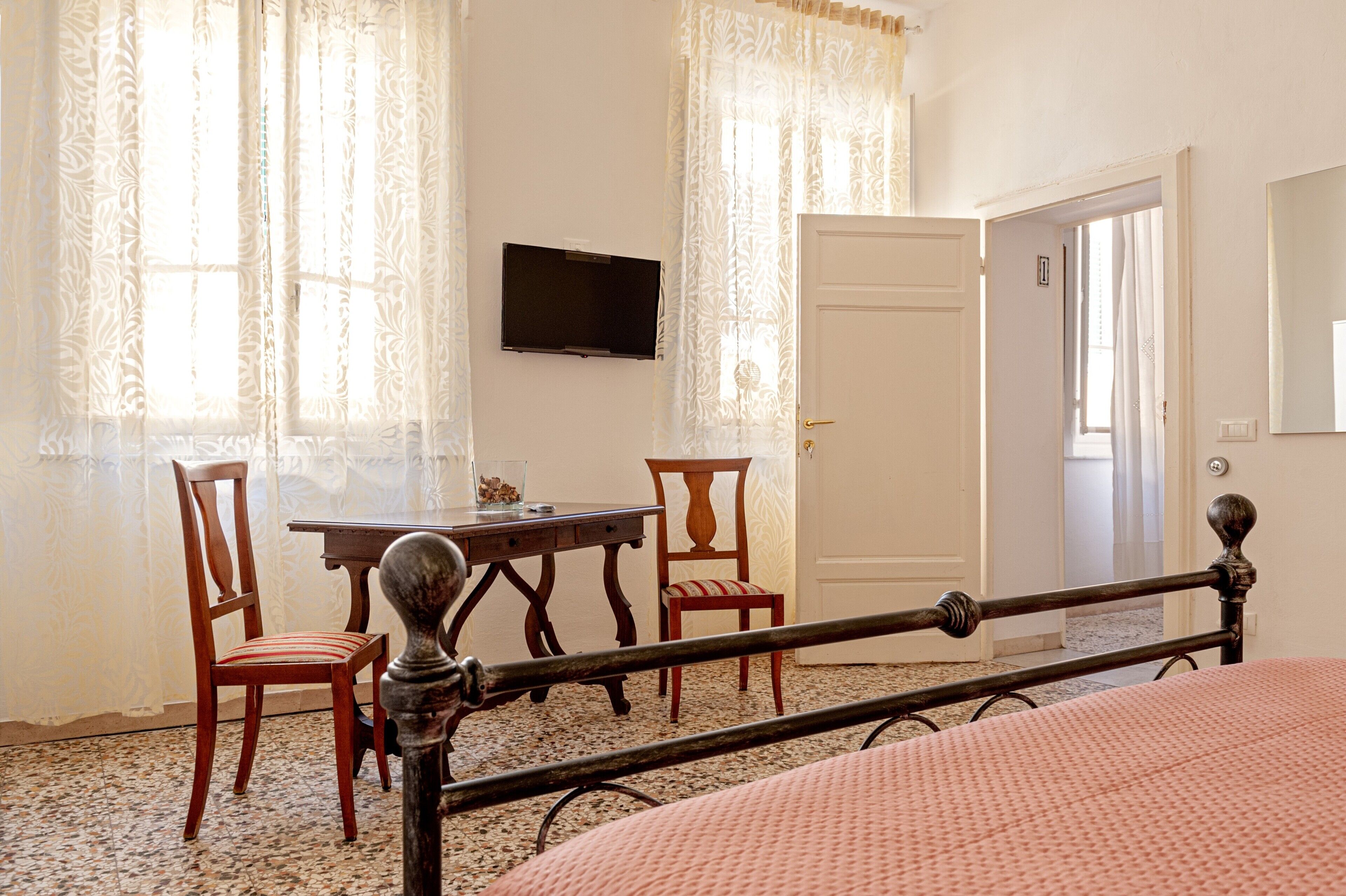 2 slaapkamers, een strijkplank/strijkijzer, gratis wifi, beddengoed