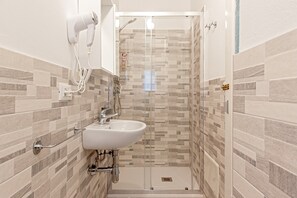 Dusj, hårføner og håndklær