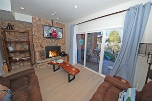 Televisión y chimenea