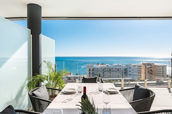 Outdoor dining - Apartment 'Seaviews Reserve Higueron' with Sea View, Wi-Fi and Air Conditioning (fuengirola)
