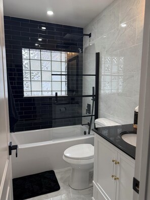 Dusche, Haartrockner, Handtücher, Seife