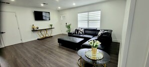 Smart TV - Welcome to beautiful modern house close to beach in Clearwater  (Clearwater)