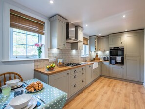 Een koelkast, een magnetron, een oven, een vaatwasser