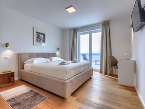 4 bedrooms, iron/ironing board, WiFi
