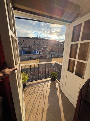 Family Room | Desk, laptop workspace, free WiFi, bed sheets - Hotel Casa Colonial Montufar (Quito)